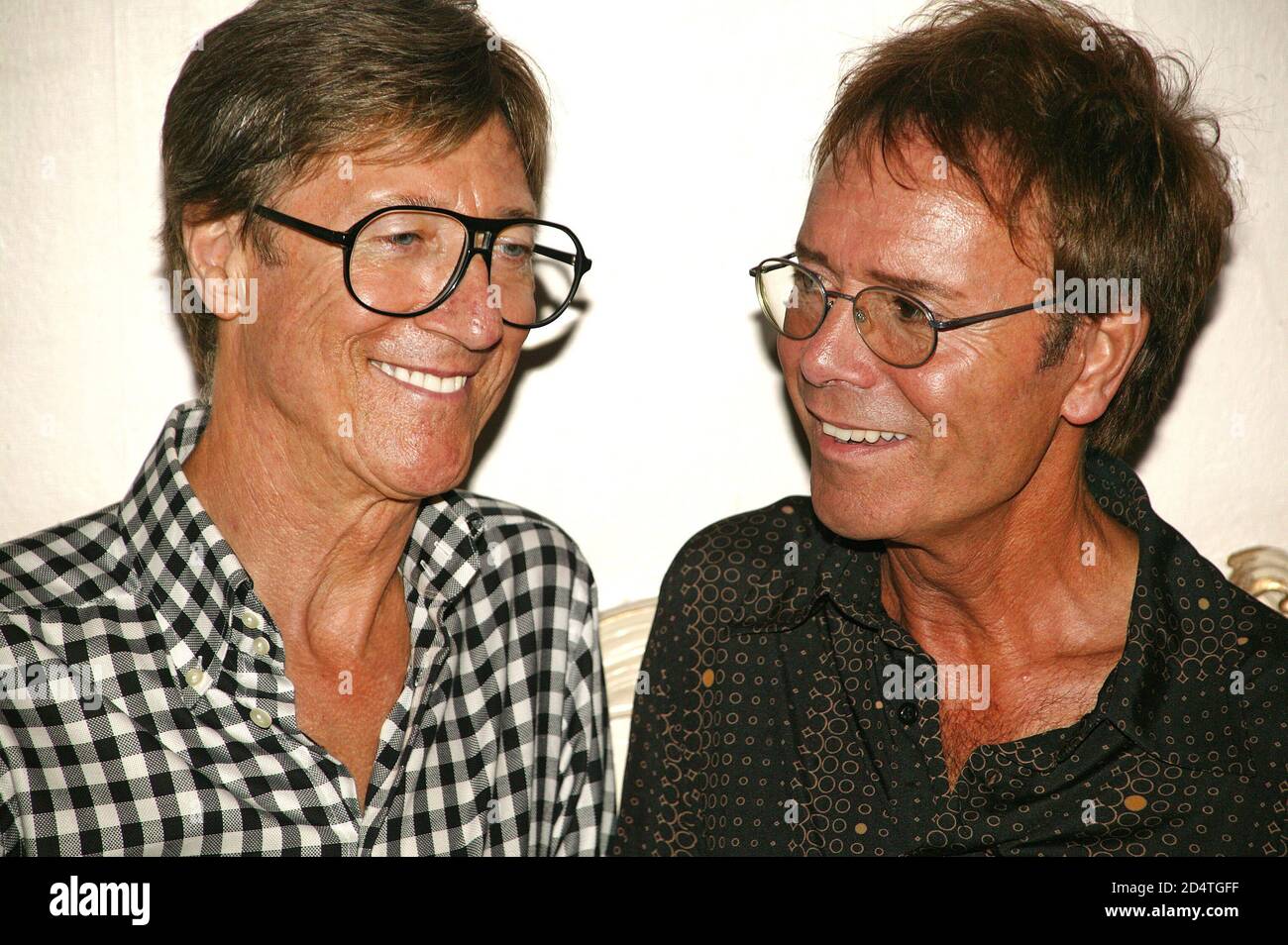 Cliff Richard y The Shadows reunion en el London Palladium 14 de junio de 2004 Foto de stock