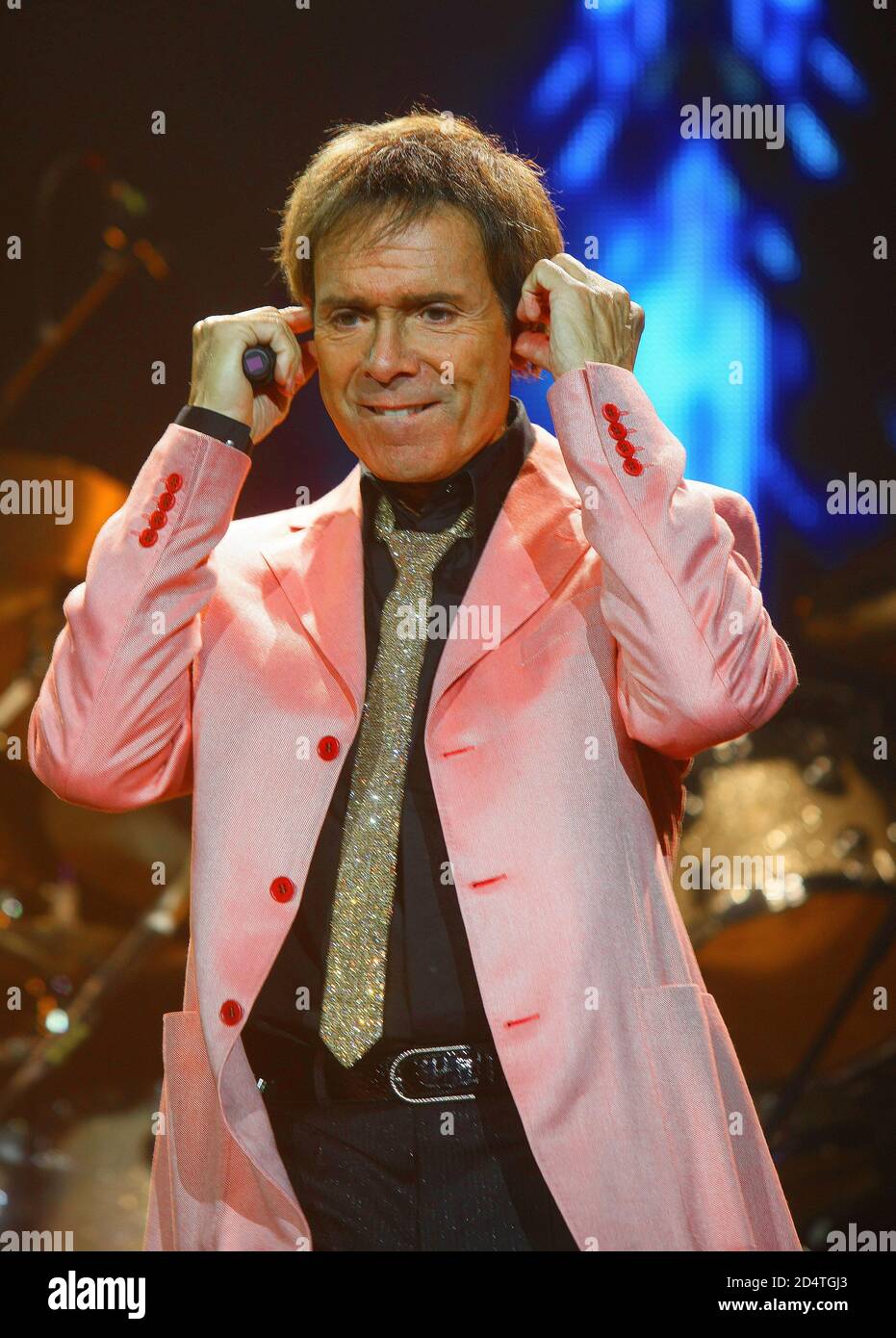 Cliff Richard actuando en el 02 Arena con las Sombras 28 de septiembre de 2009 Foto de stock