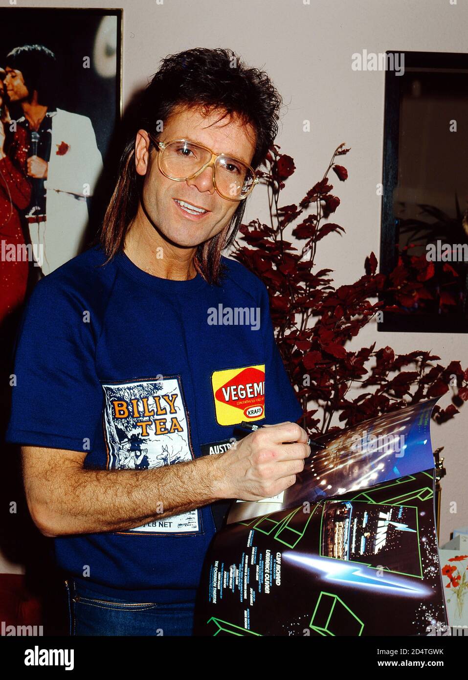 Cliff Richard entre bastidores en el Teatro Dominion donde estaba Tocando en EL TIEMPO musical Foto de stock