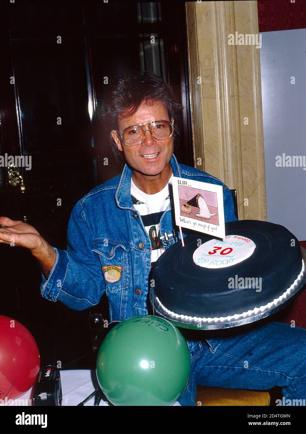 Cliff Richard celebra 30 años en el mundo del espectáculo en 1988 Foto de stock