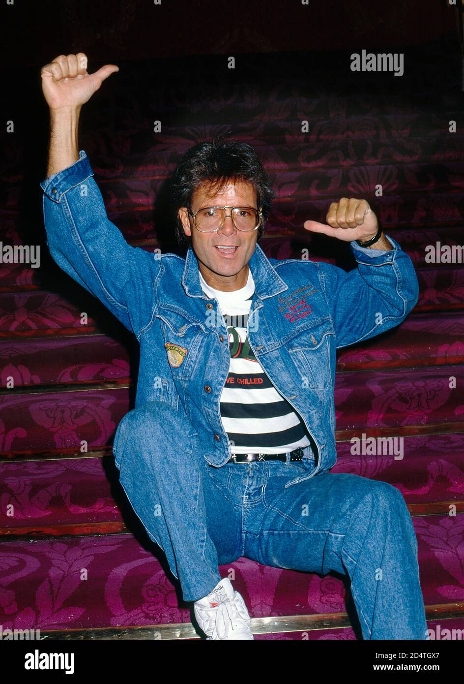 Cliff Richard celebra 30 años en el mundo del espectáculo en 1988 Foto de stock