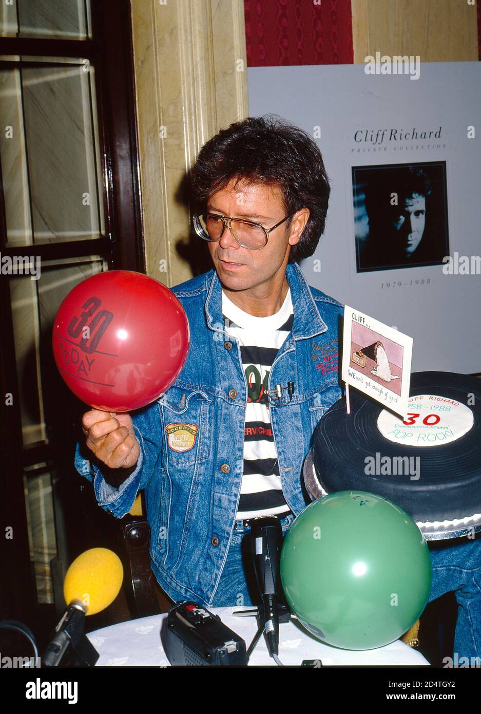 Cliff Richard celebra 30 años en el mundo del espectáculo en 1988 Foto de stock