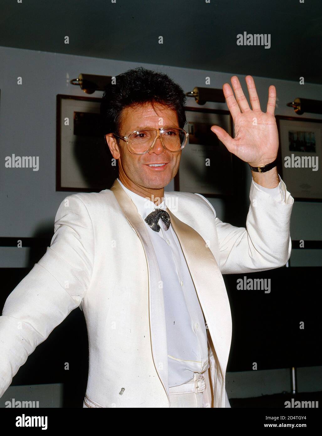 Cliff Richard celebra 30 años en el mundo del espectáculo en 1988 Foto de stock