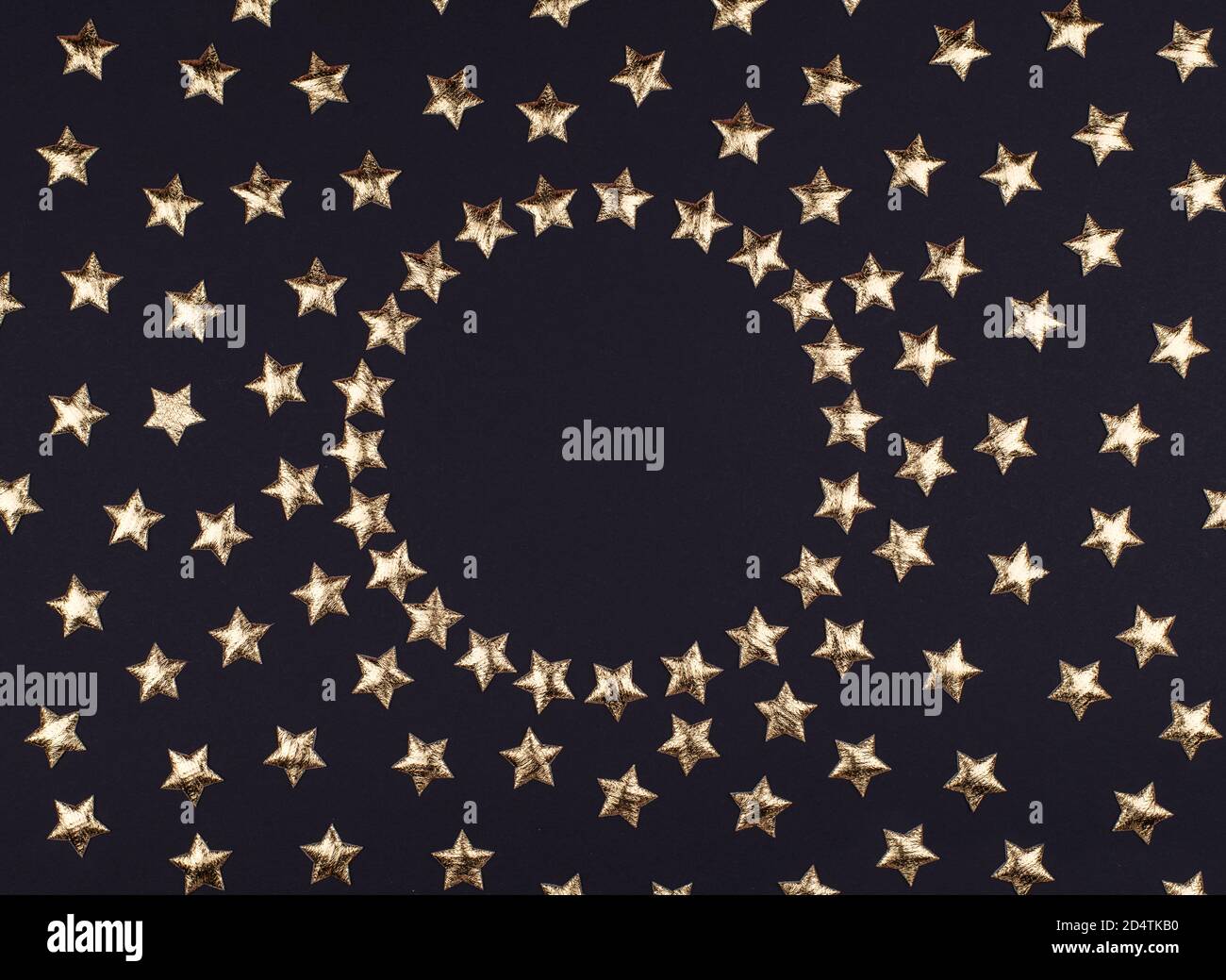 Marco redondo de fiesta fondo negro con estrellas brillantes. Diseño plano,  Navidad o año Nuevo. Espacio de copia Fotografía de stock - Alamy
