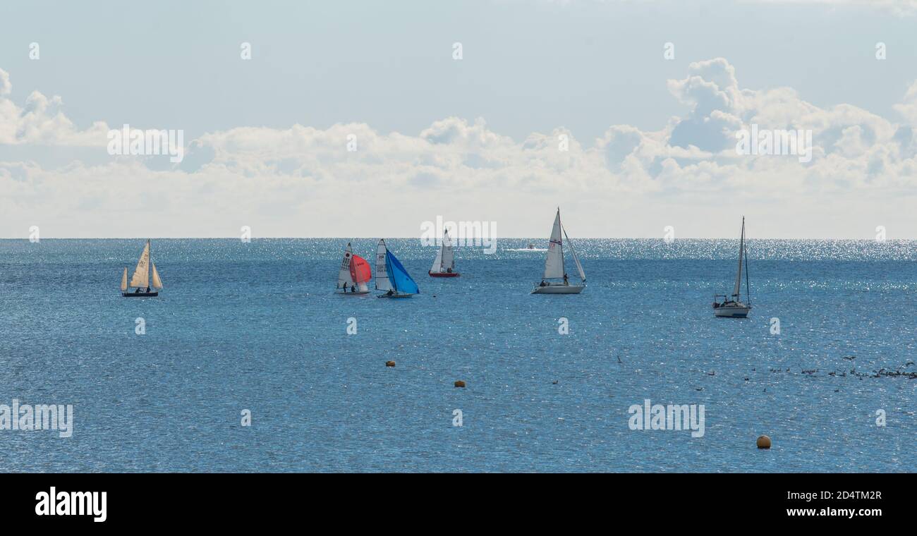 Lyme Regis, Dorset, Reino Unido. 11 de octubre de 2020. Reino Unido tiempo: Domingo de navegación en la bahía de Lyme en un día de cálidos y soleados rachas en el balneario de Lyme Regis por delante de la previsión meteorológica más húmeda de la próxima semana. Crédito: Celia McMahon/Alamy Live News Foto de stock