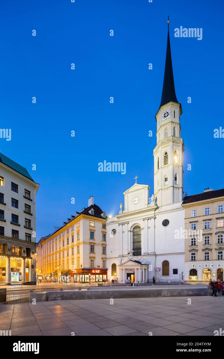 VIENA - 4 DE MAYO: La Iglesia de San Miguel (Michaelerkirche) en Michaelerplatz en Austria por la noche el 4 de mayo de 2018. Foto de stock