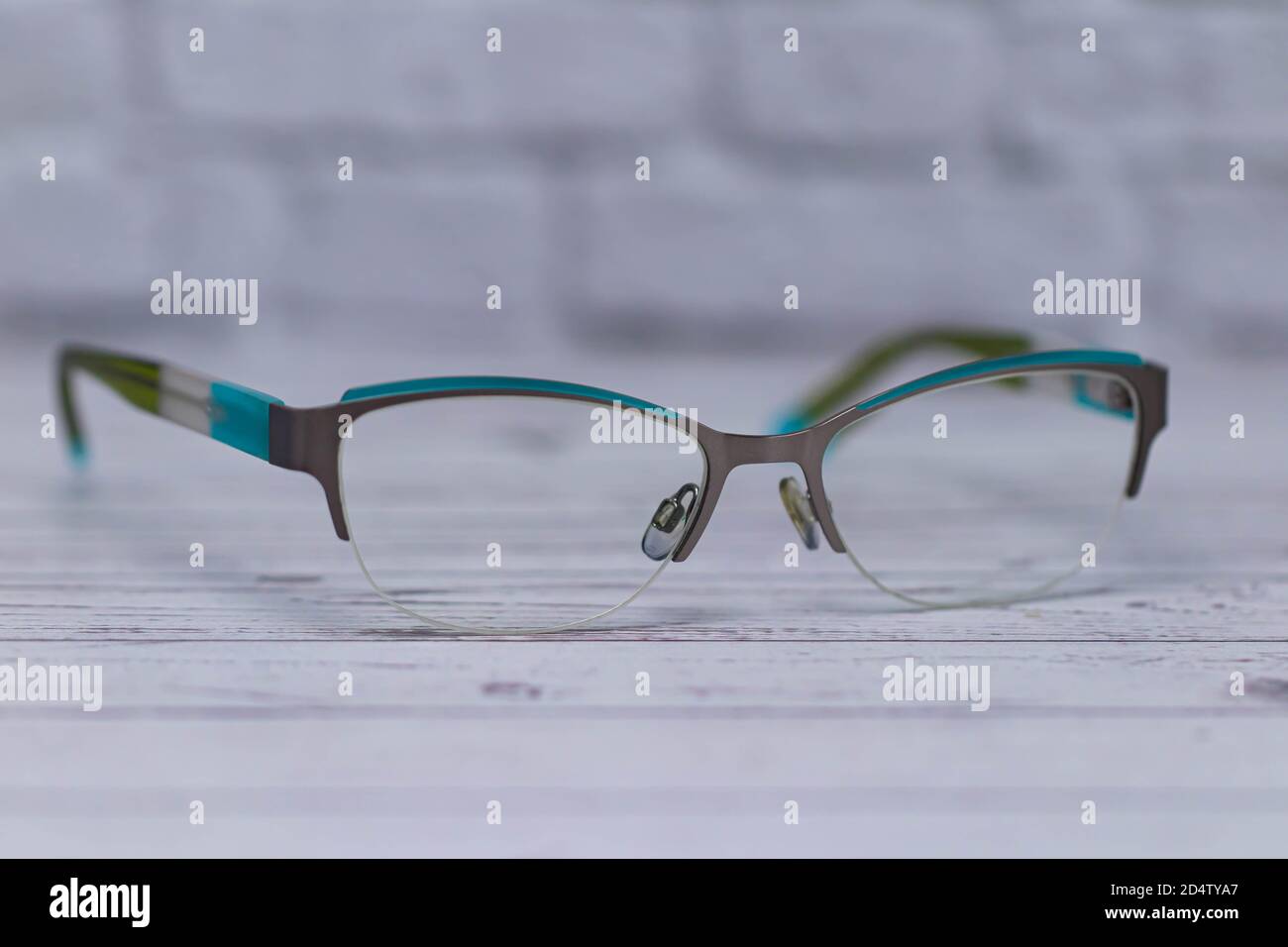 Gafas elegantes con lentes transparentes sobre una madera clara superficie Fotografía de stock Alamy