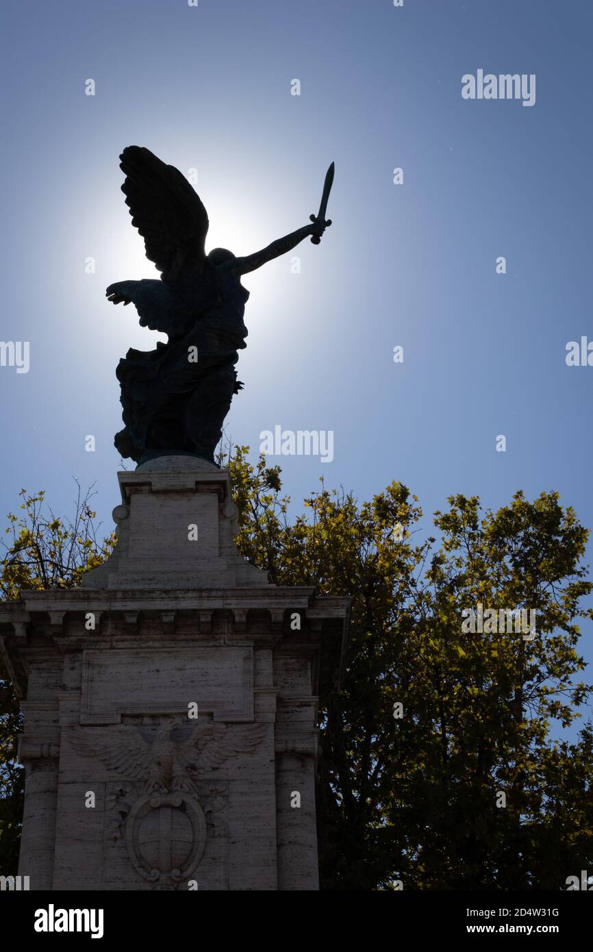 Estatuas históricas de ángeles encontrados en la ciudad de Roma, Italia