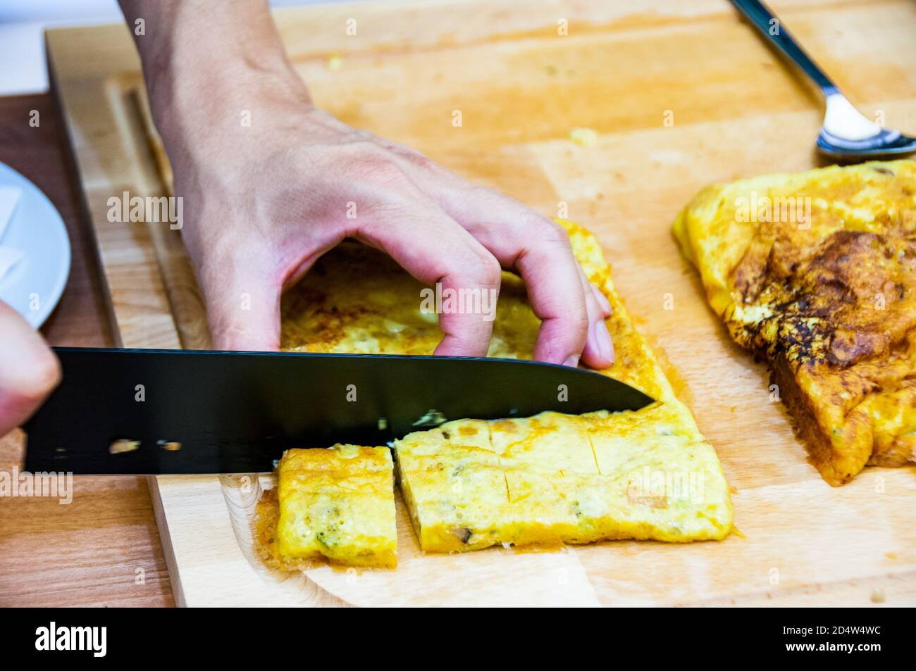 Chef Brian tan cocinar setas frittata en el futuro Food Studio por sólo un pop up en Shanghai utilizando un sustituto de huevo a base de plantas. Foto de stock