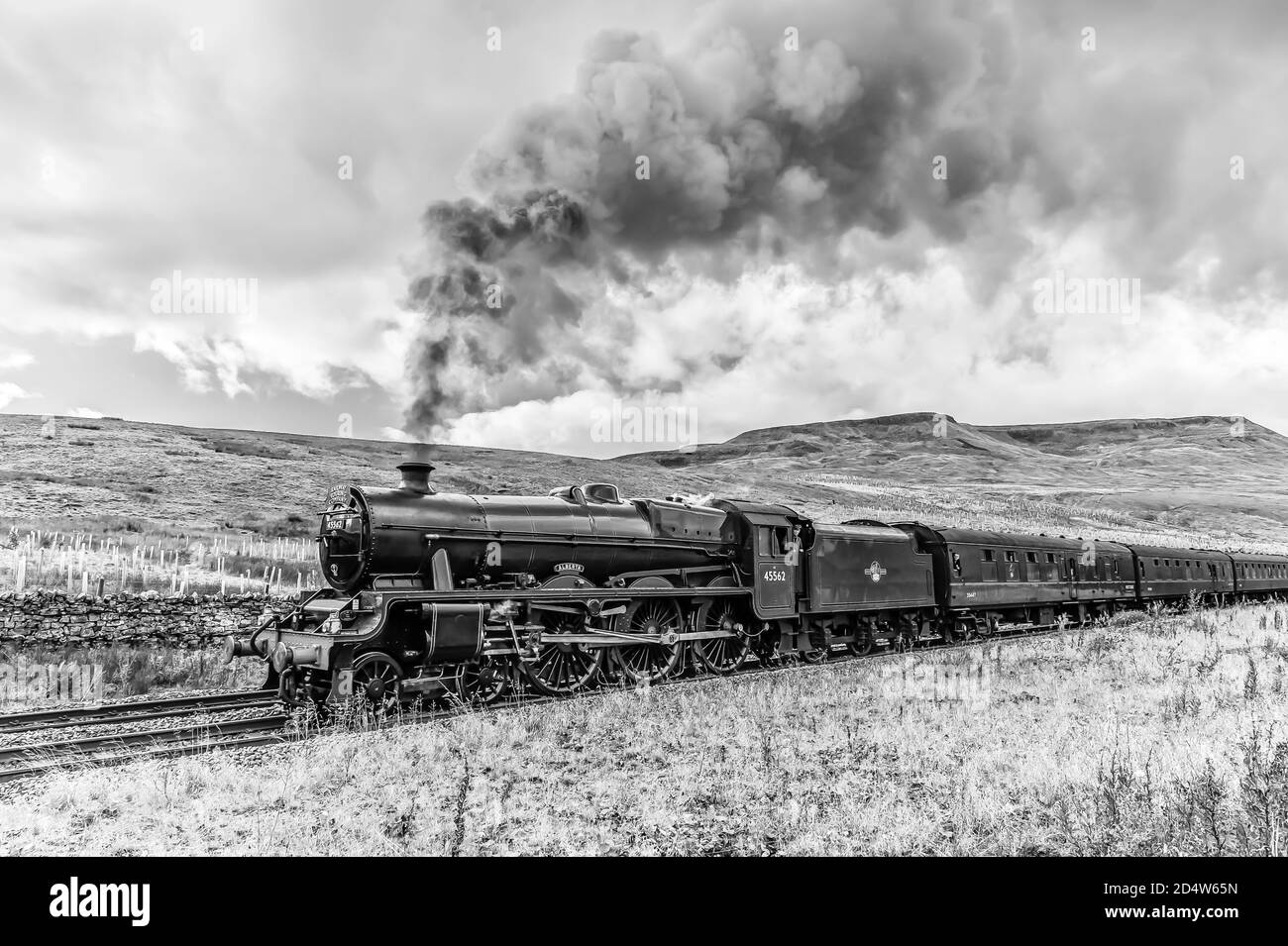 La imagen es del tren de vapor LMS clase 6P, 4-6-0, 45562 Alberta cerca de Aisgill Summit en los valles de Yorkshire con Wild Boar cayó en la distancia Foto de stock