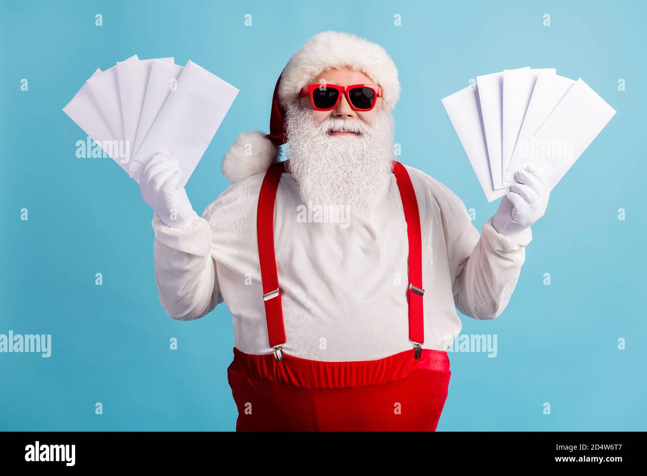 Entrega especial. Foto de pensionista viejo hombre gris barba mantener  ventilador sobre mensajero llevar correo colegas llevar santa traje  suspender gafas de sol blanco Fotografía de stock - Alamy