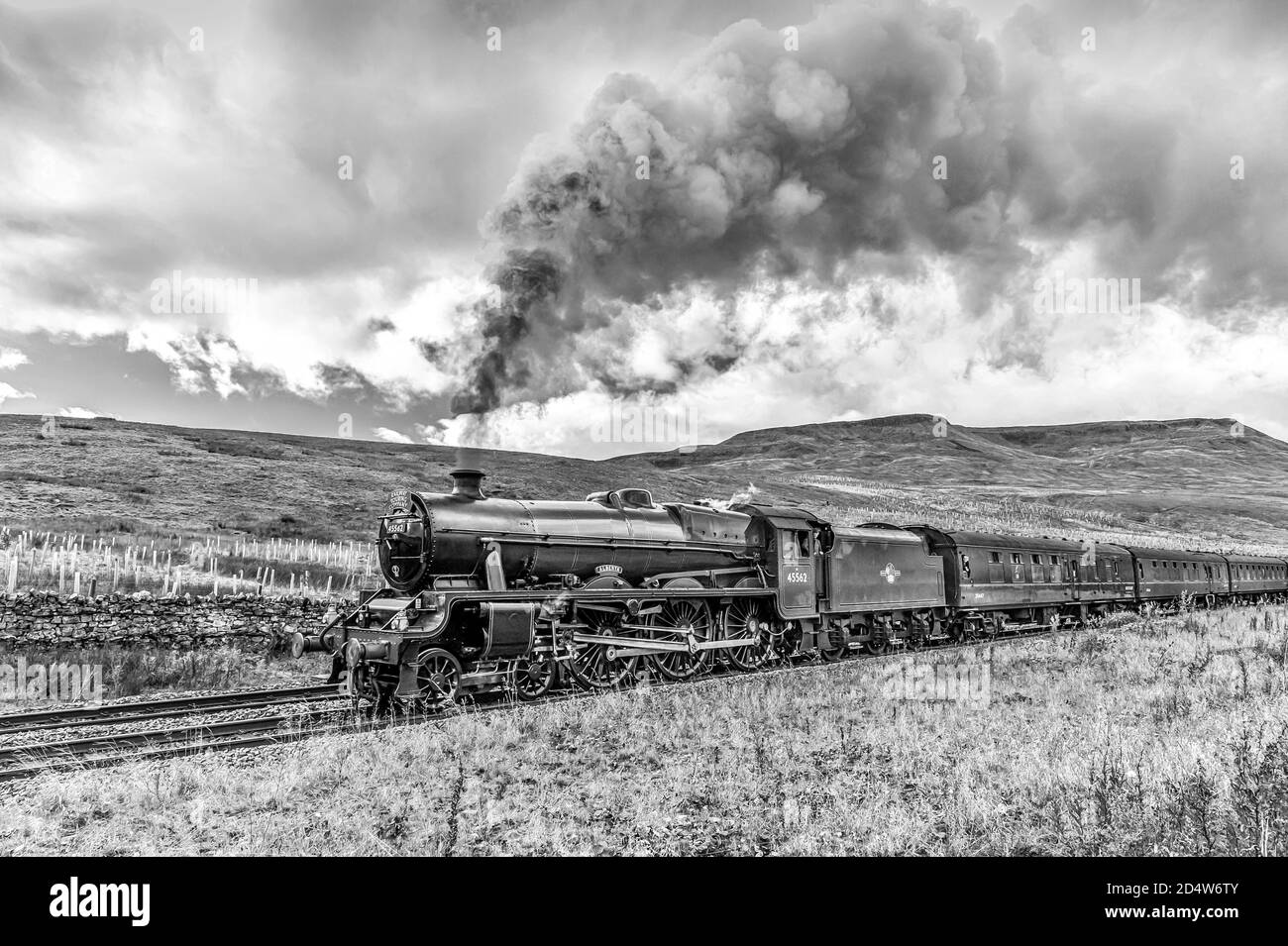 La imagen es del tren de vapor LMS clase 6P, 4-6-0, 45562 Alberta cerca de Aisgill Summit en los valles de Yorkshire con Wild Boar cayó en la distancia Foto de stock