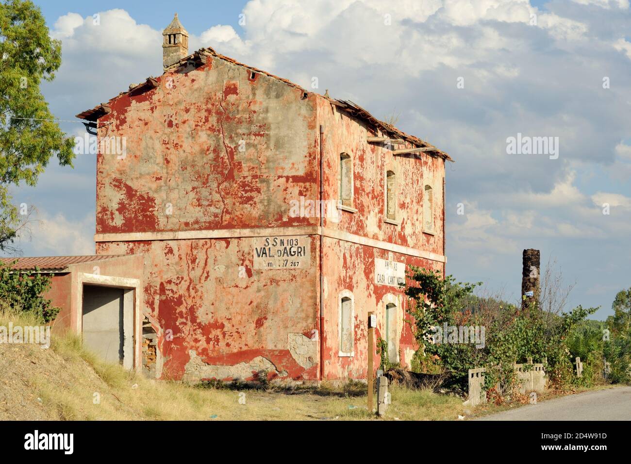 italia, basilicata, carretera estatal 103, casa cantoniera, casa rural abandonada Foto de stock