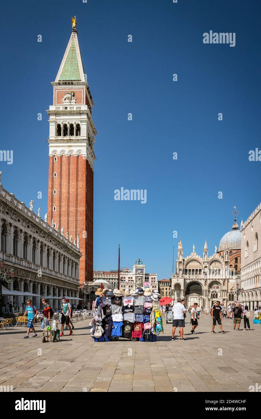 Turismo en Piazza San Marco (St Plaza de San Marcos) con el campanile y la Basílica de San Marcos. Foto de stock