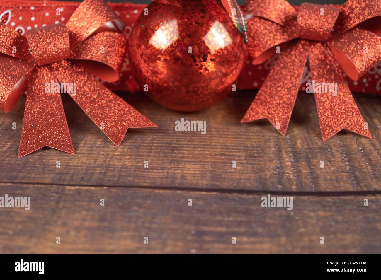 comercio Presunto Pólvora bola de navidad y cintas rojas sobre fondo de madera. adornos navideños  Fotografía de stock - Alamy