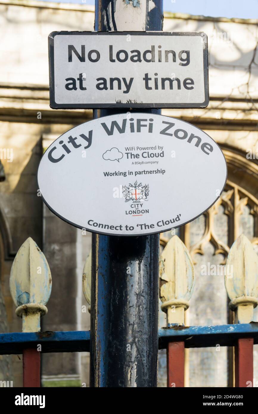 Un cartel para la zona WiFi de la ciudad en Londres. Foto de stock