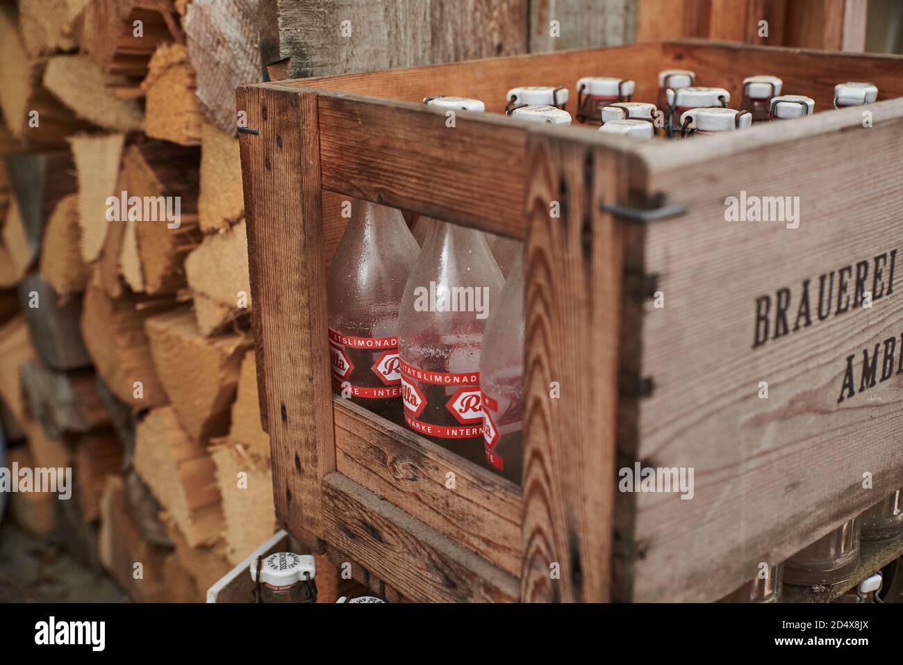Botellas de limonada de época en una caja de bebidas de madera. Botellas  retro en una caja de madera para bebidas Fotografía de stock - Alamy