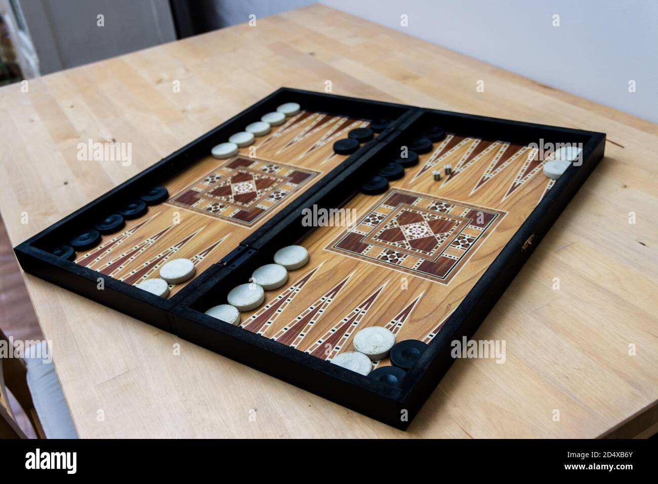 Juego de backgammon sobre mesa de madera Foto de stock