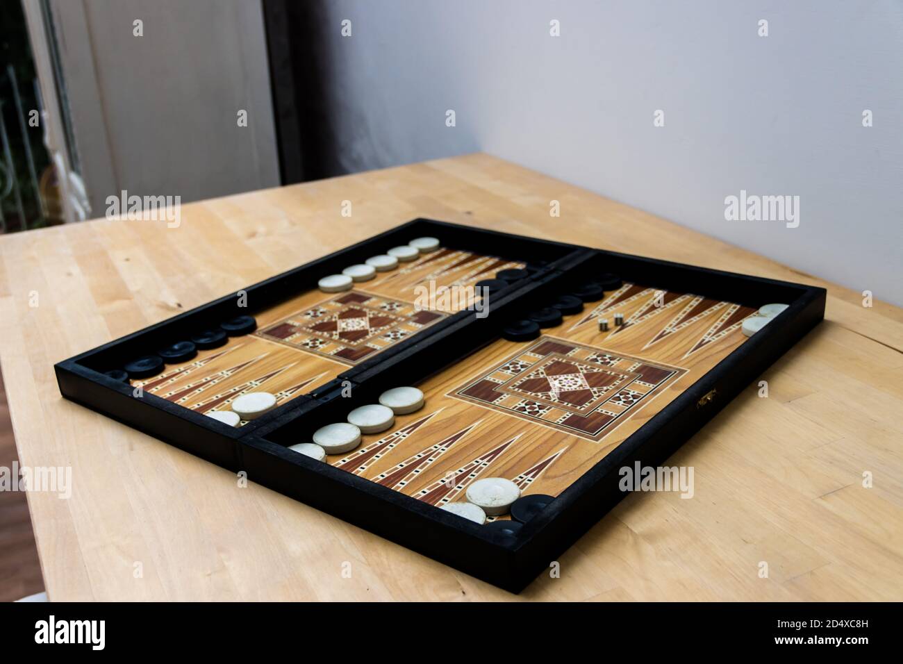 Tablero de Backgammon en la mesa Foto de stock