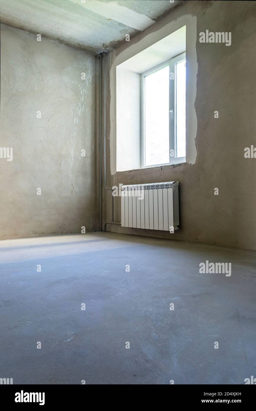 Habitación interior con radiador y sin decoración Foto de stock