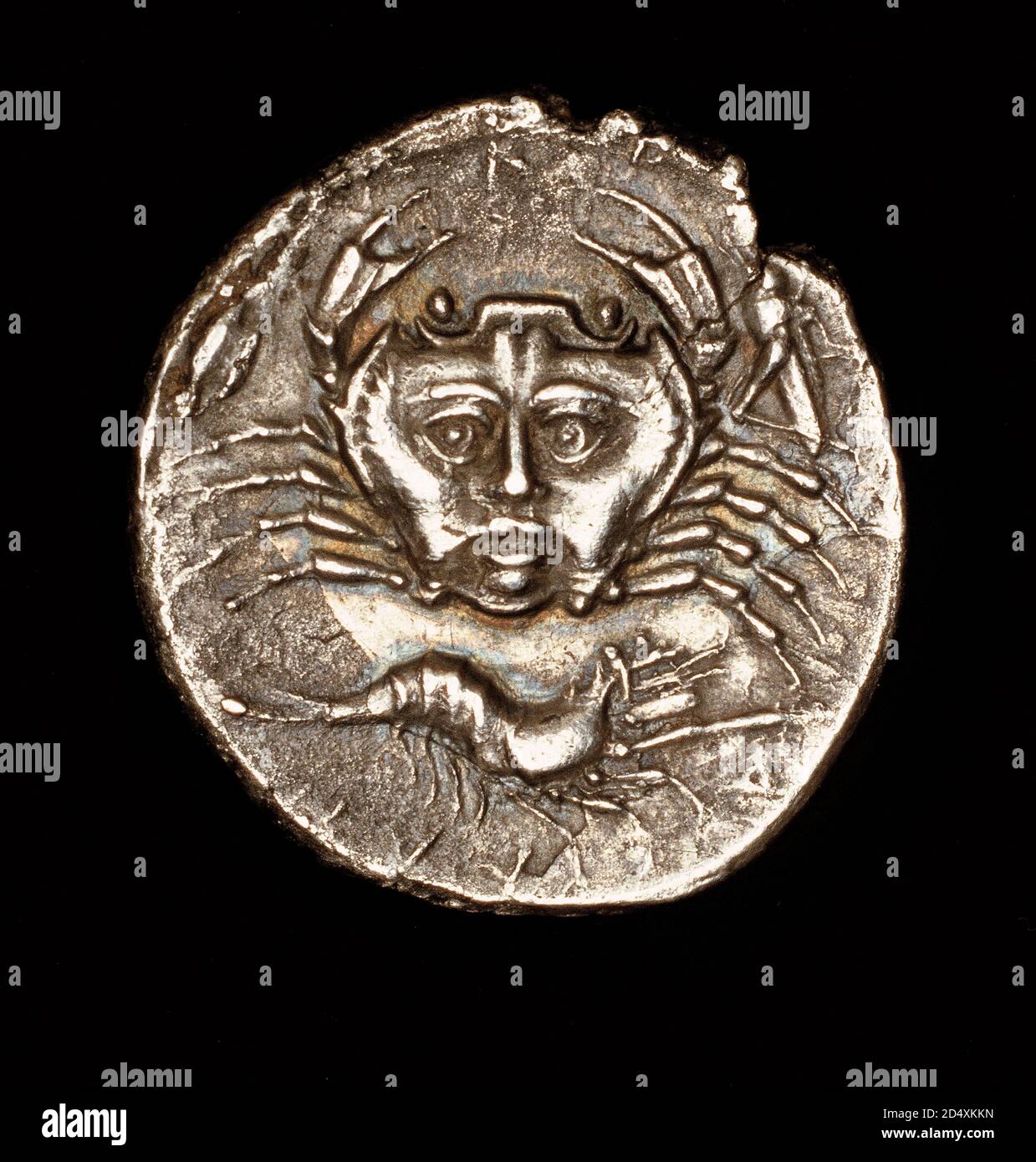 Moneda griega antigua rara, Sicilia, Catana, Drachma Plata, Amenanos, cangrejo con cara y Pawn, c 420 AC Foto de stock