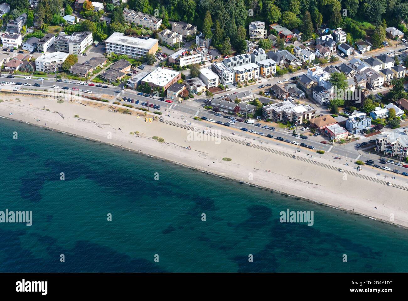 Vista aérea de Alki Beach cerca de Seattle, Estados Unidos. Vista desde arriba de Alki Beach y Alki Ave SW en West Seattle. Foto de stock