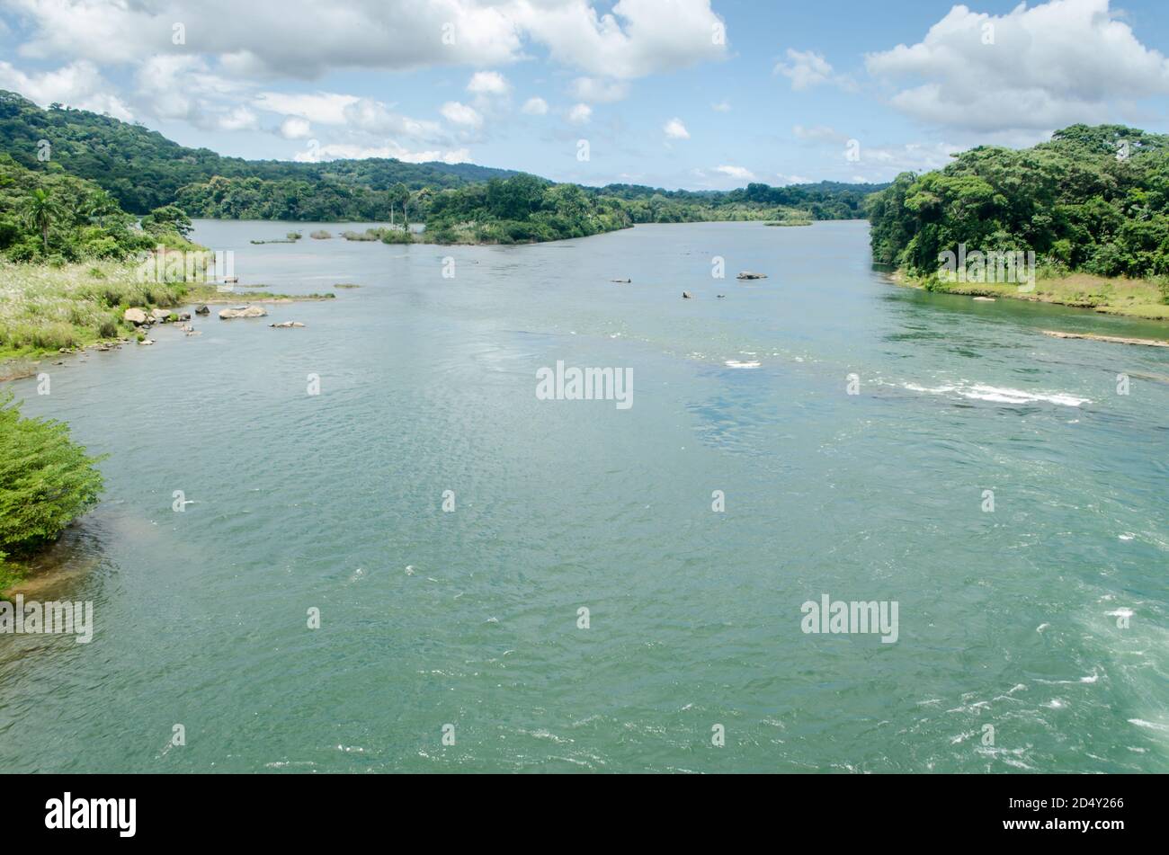 El río Chagres en Panamá es crucial, conocido por su importancia histórica y ecológica, y su papel en la gestión del agua para el Canal de Panamá. Foto de stock