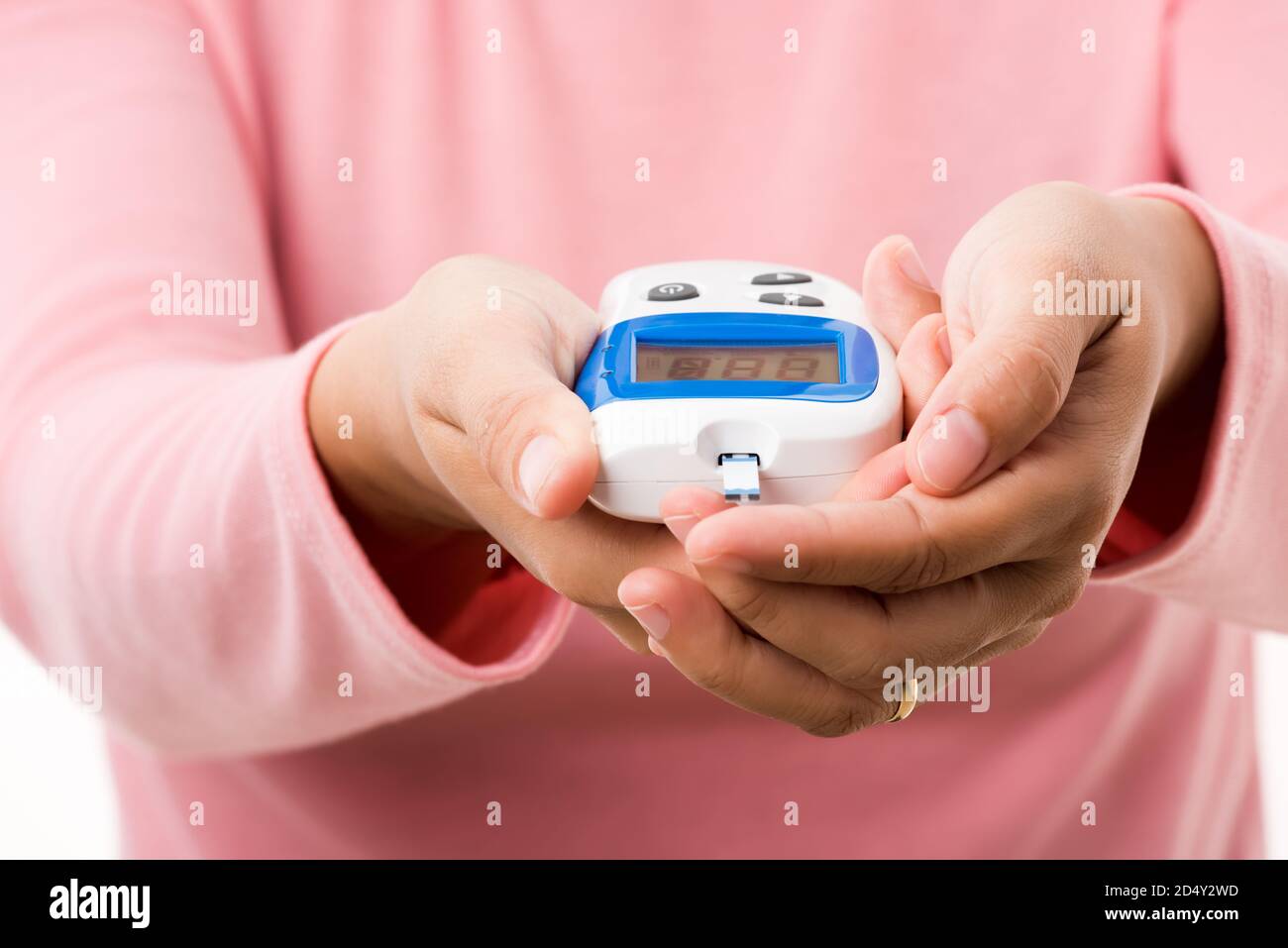 Closeup manos mujer medición de nivel de la prueba de glucosa en un dedo  por glucómetro ella monitorea y controla el alto nivel de azúcar en la  sangre diabetes y glucémico h