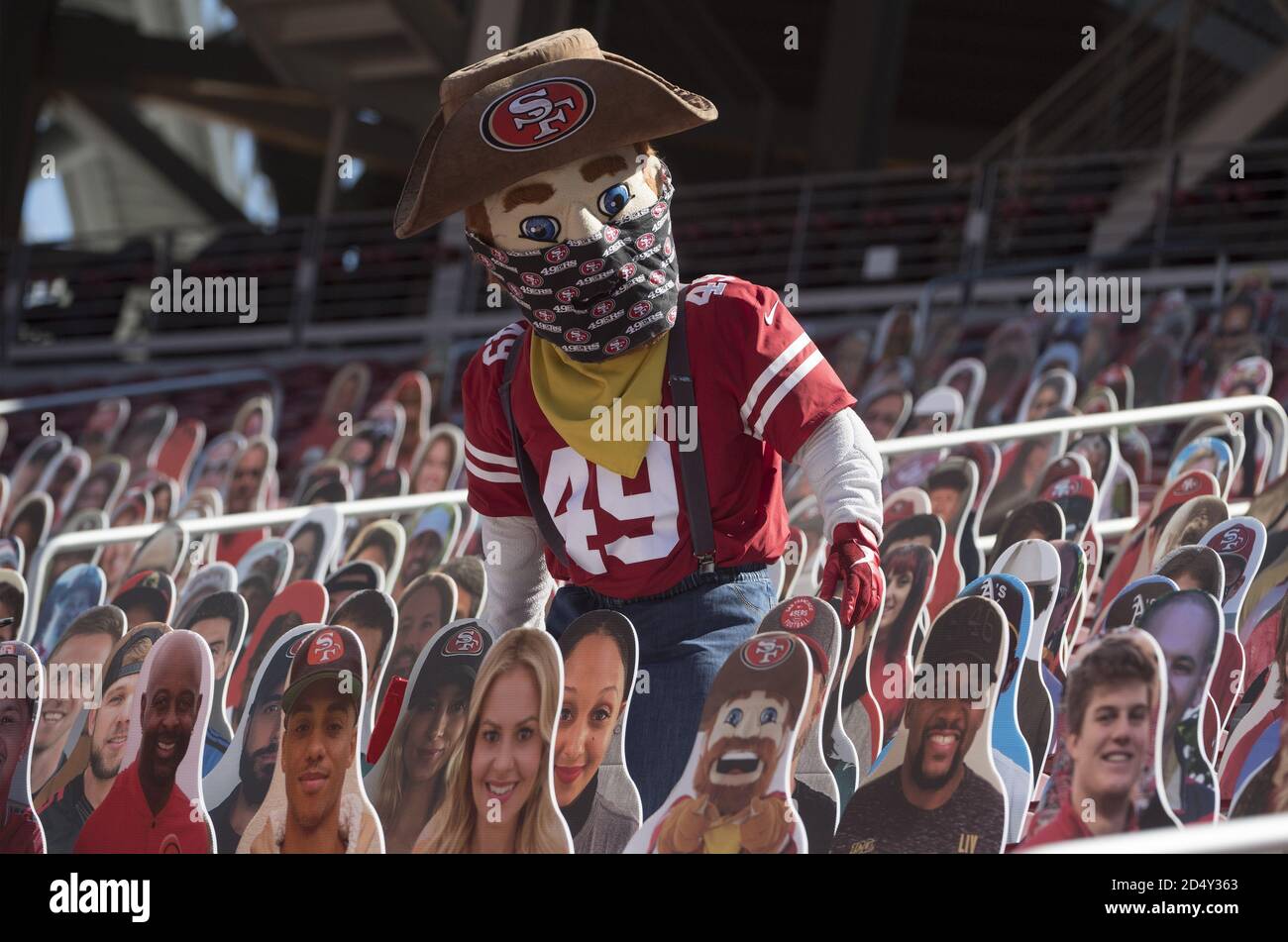 Santa Clara, Estados Unidos. 11 de octubre de 2020. San Francisco 49ers mascota Sourdough Sam camina a través de cortes de fans antes de un partido contra los Miami Dolphins en el Levi's Stadium en Santa Clara, California el domingo, 11 de octubre de 2020. Los Dolphins golpearon a los 49ers 43-17. Foto de Terry Schmitt/UPI crédito: UPI/Alamy Live News Foto de stock