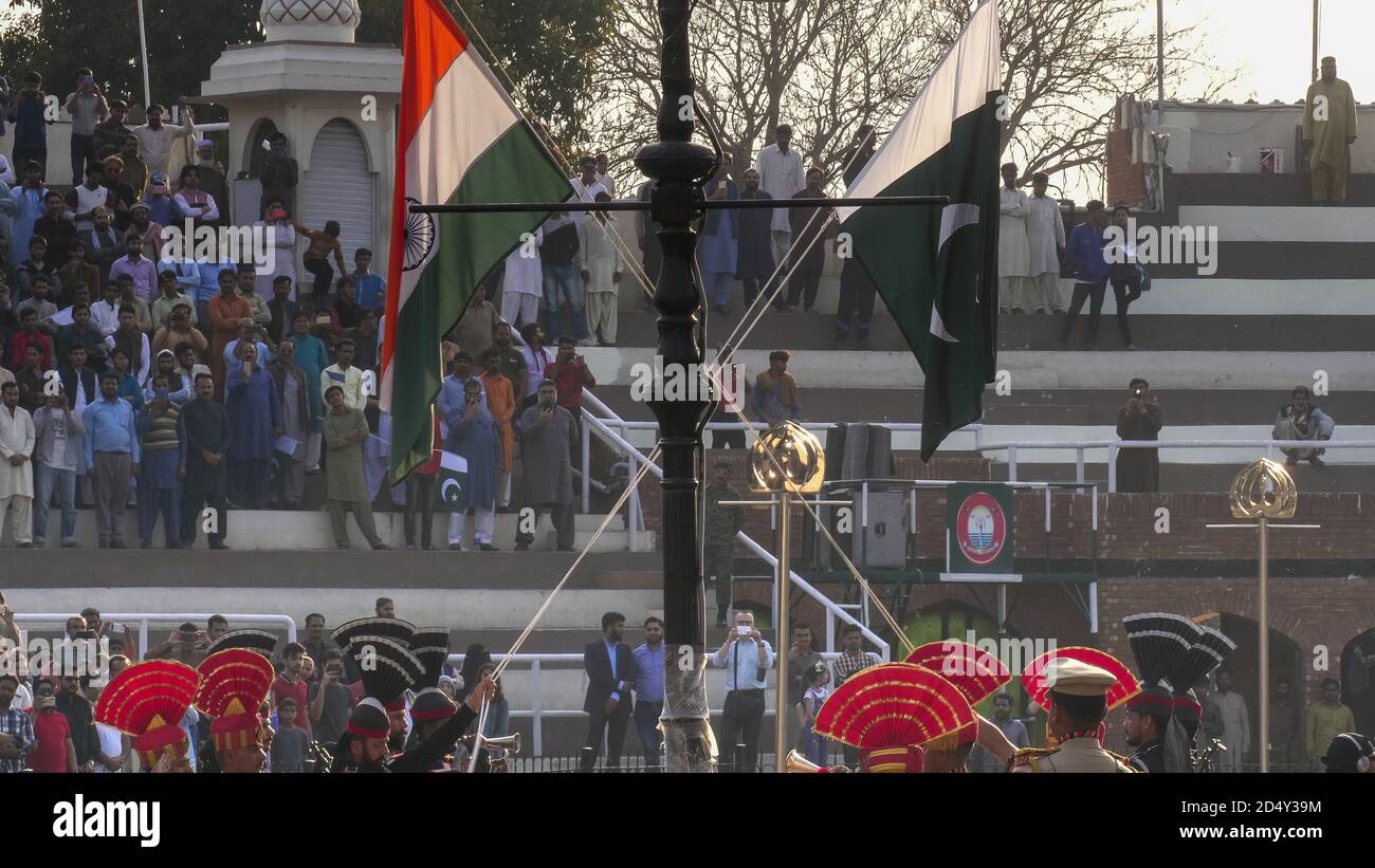 AMRITSAR, INDIA - 19 DE MARZO de 2019: Las banderas de india y pakistán son derribadas en la frontera de wagah en amritsar, india Foto de stock