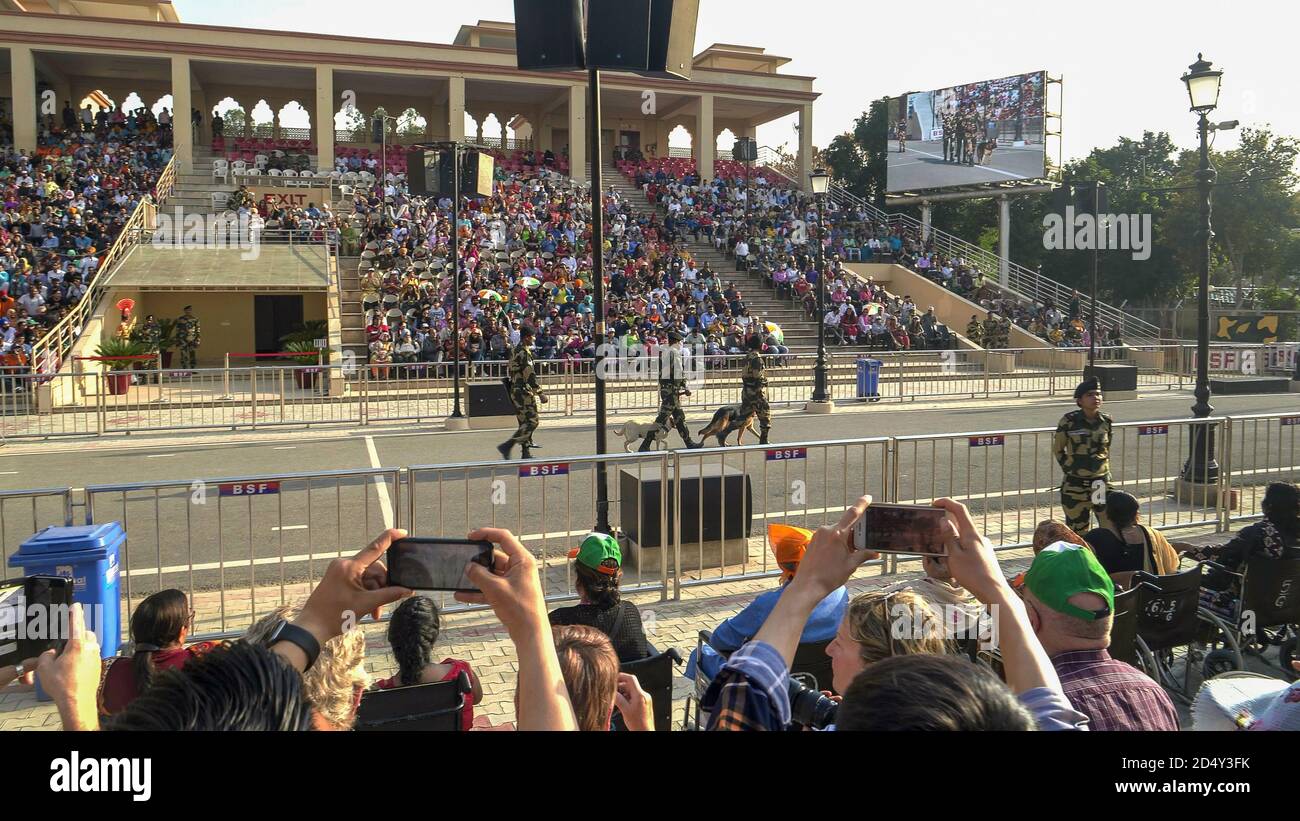 AMRITSAR, INDIA - 19 DE MARZO de 2019: Perros de guardia en desfile en la frontera de wagah entre india y pakistán cerca de amritsar, india Foto de stock