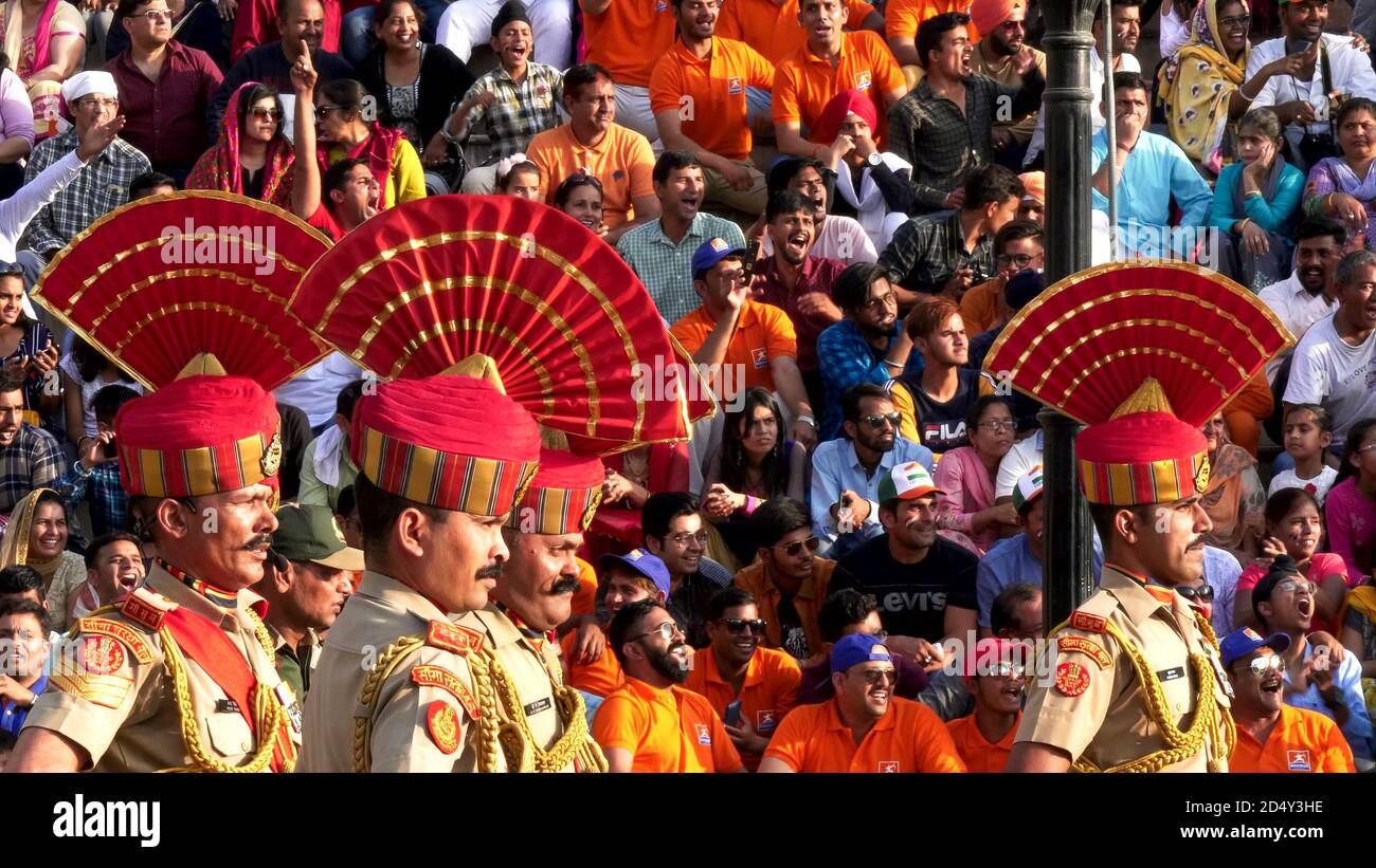 guardias fronterizos y multitud india en la frontera de wagah entre india y pakistán cerca de amritsar, india Foto de stock