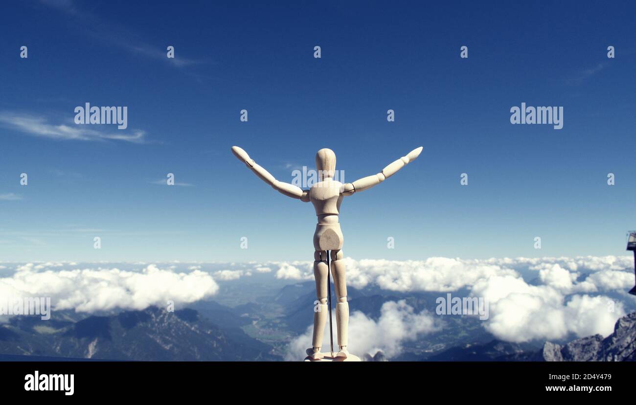 Dibujo de la figura del maniquí tomando la vista de Zugspitze Foto de stock