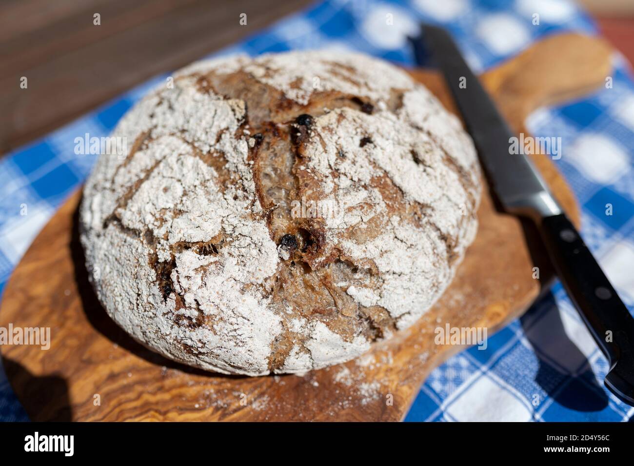 Pan de masa fermentada recién horneado Foto de stock