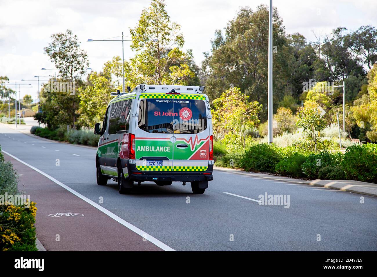 Perth, Australia - 5 de septiembre de 2020: St John Ambulance fuera del Hospital Fiona Stanley, fotografiado desde atrás Foto de stock