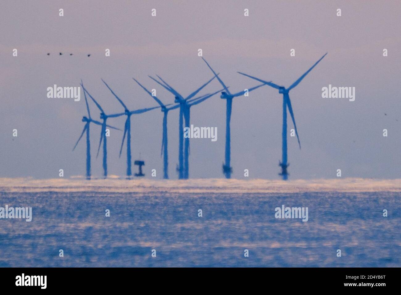 Worthing Beach, Worthing, Reino Unido. 12 de octubre de 2020. Rampion Offshore Wind Farm en una tranquila mañana del lunes de octubre. Terminado en 2018, Rampion Offshore Wind Farm genera suficiente electricidad para alimentar el equivalente de casi 350000 hogares del Reino Unido. Imagen de crédito: Julie Edwards/Alamy Live News Foto de stock