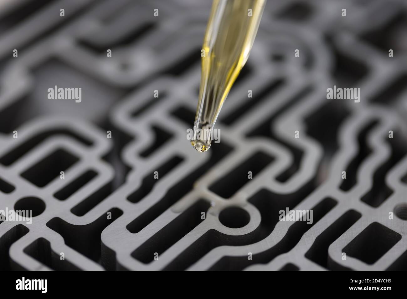 Lubricación con grasa de silicona de las juntas de goma de las puertas de  un coche de pasajeros, primer plano, diseño Fotografía de stock - Alamy