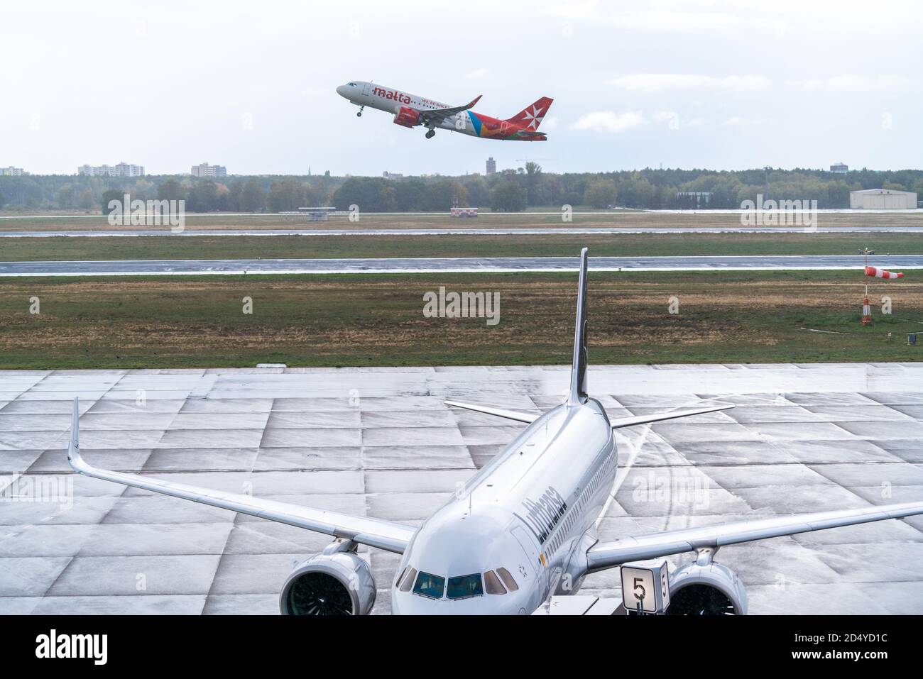 7 de octubre de 2020, Berlín, en el aeropuerto Berlín-Tegel 'Otto Lilienthal' está actualmente - a pesar de Corona - en operaciones en curso con varios despegues y aterrizajes. Un avión Lufthansa en el aeródromo. Un avión de Air Malta plc está despegando de fondo. Se prevé que las operaciones de vuelo cesen el 8 de noviembre de 2020 y que el aeropuerto se cierre finalmente en mayo de 2021. | uso en todo el mundo Foto de stock