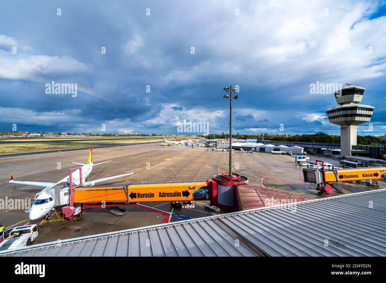 7 de octubre de 2020, Berlín, en el aeropuerto Berlín-Tegel 'Otto Lilienthal' está actualmente - a pesar de Corona - en operaciones en curso con varios despegues y aterrizajes. Una máquina de la aerolínea TOCA a Air Portugal en el aeródromo por la pasarela. Se prevé que las operaciones de vuelo cesen el 8 de noviembre de 2020 y que el aeropuerto se cierre finalmente en mayo de 2021. | uso en todo el mundo Foto de stock