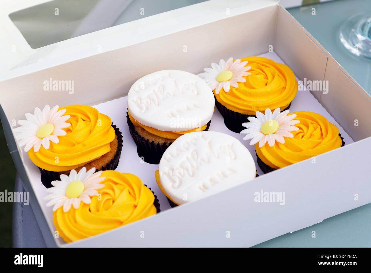 Pasteles de feliz cumpleaños en una caja Foto de stock
