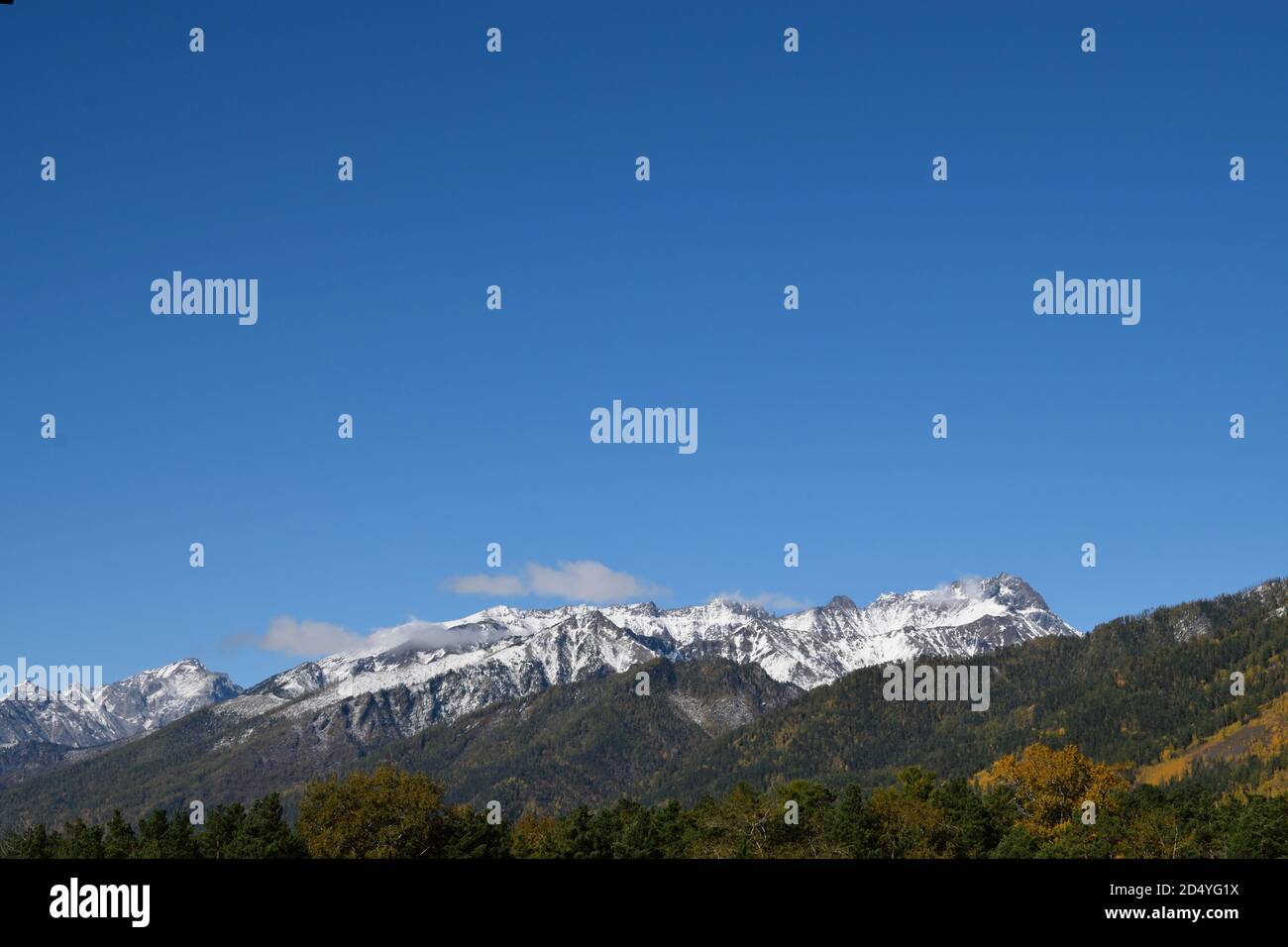 Montañas Sayan vistas desde Arshan, Rusia Foto de stock
