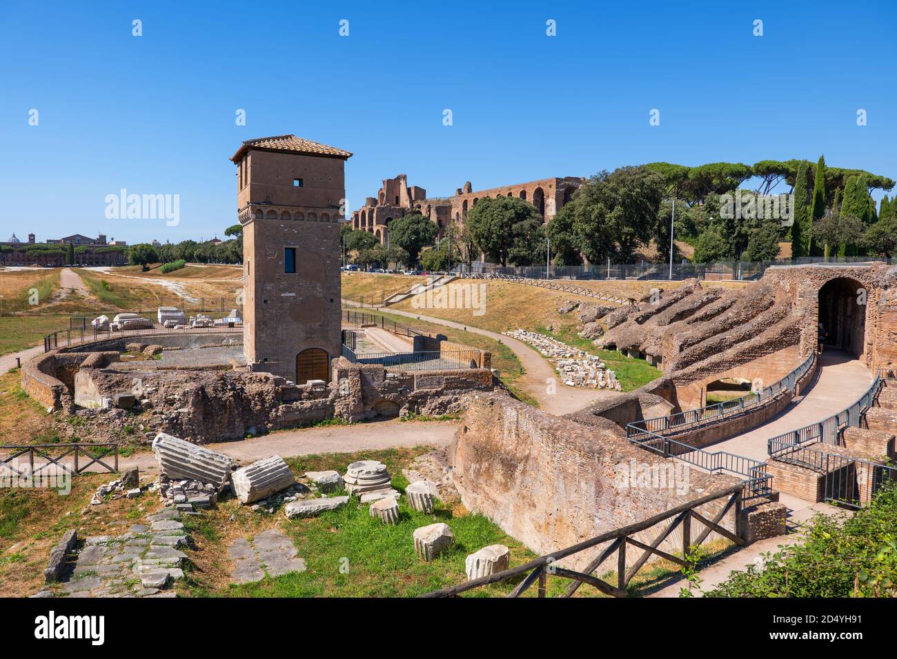 Circo máximo (italiano: Circo Massimo) antiguas ruinas del estadio y la  Torre medieval de Moletta en la ciudad de Roma, Italia Fotografía de stock  - Alamy