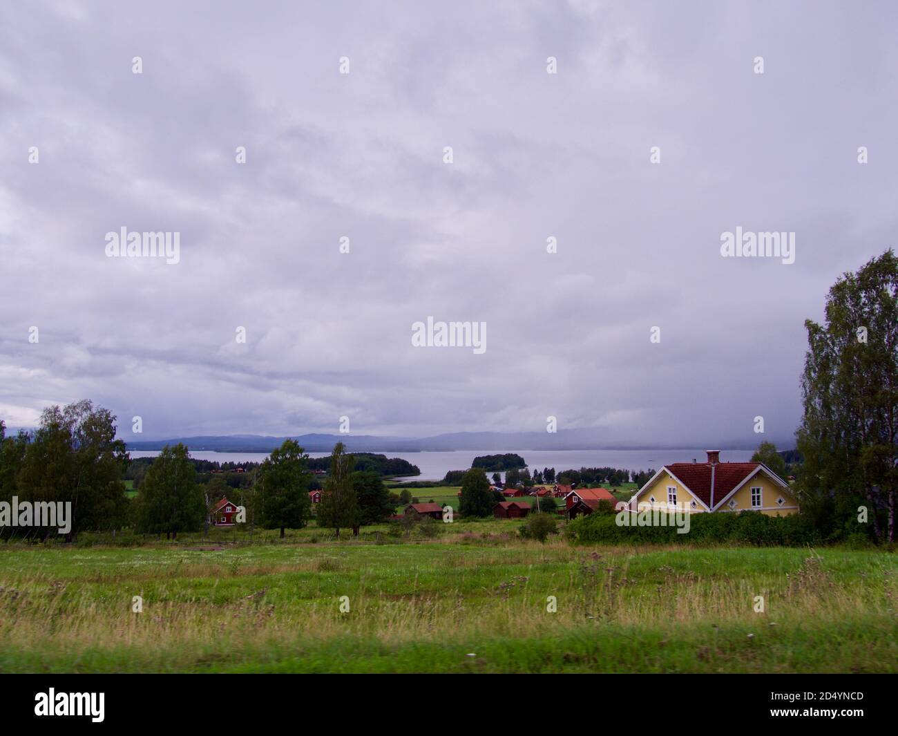 Camino en verano a Ostersund, ciudad en Suecia Foto de stock