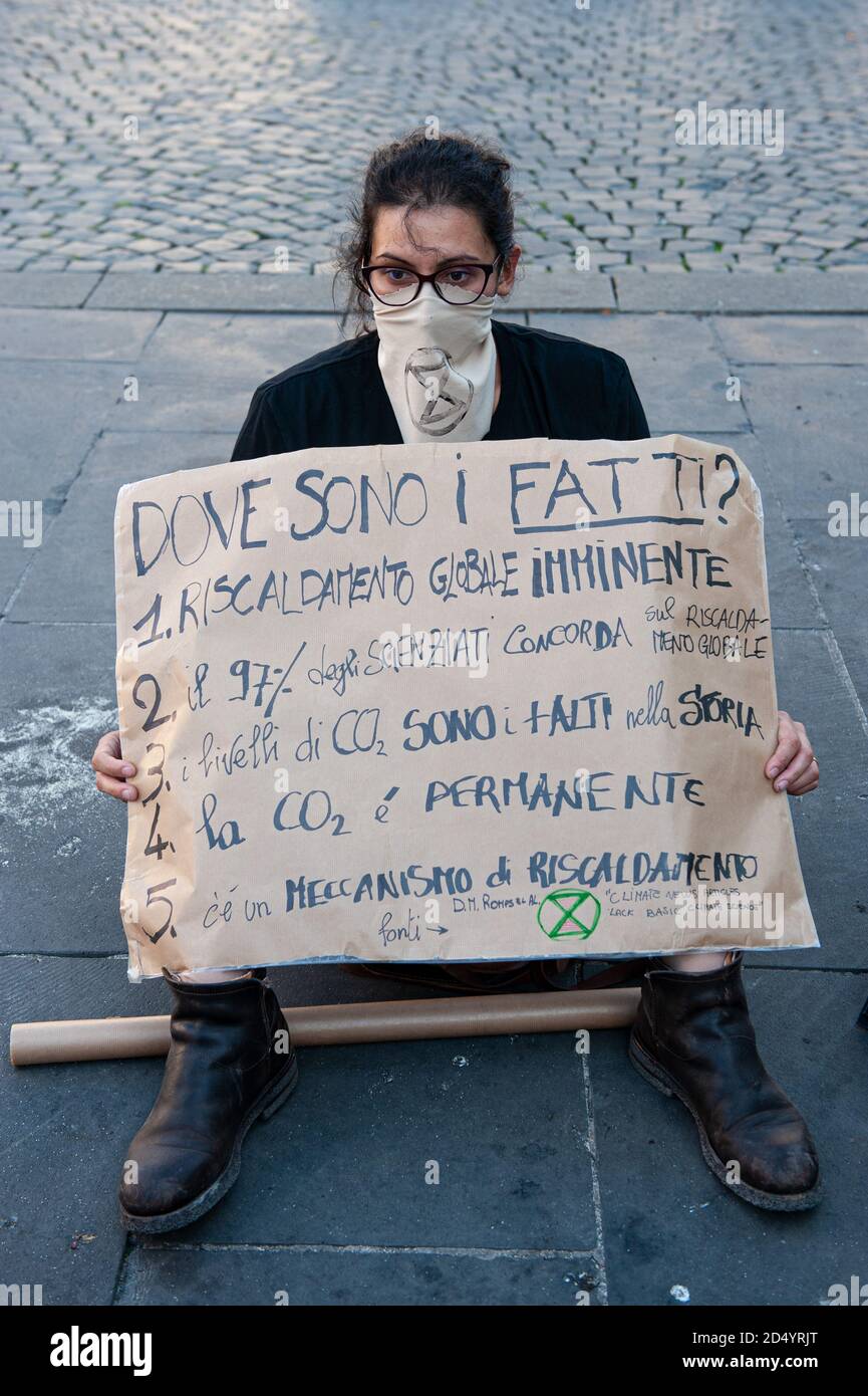 Roma, Italia 10/10/2020: Flash Mob por Extintion Rebellion activistas, Piazza Esquilino. © Andrea Sabbadini Foto de stock