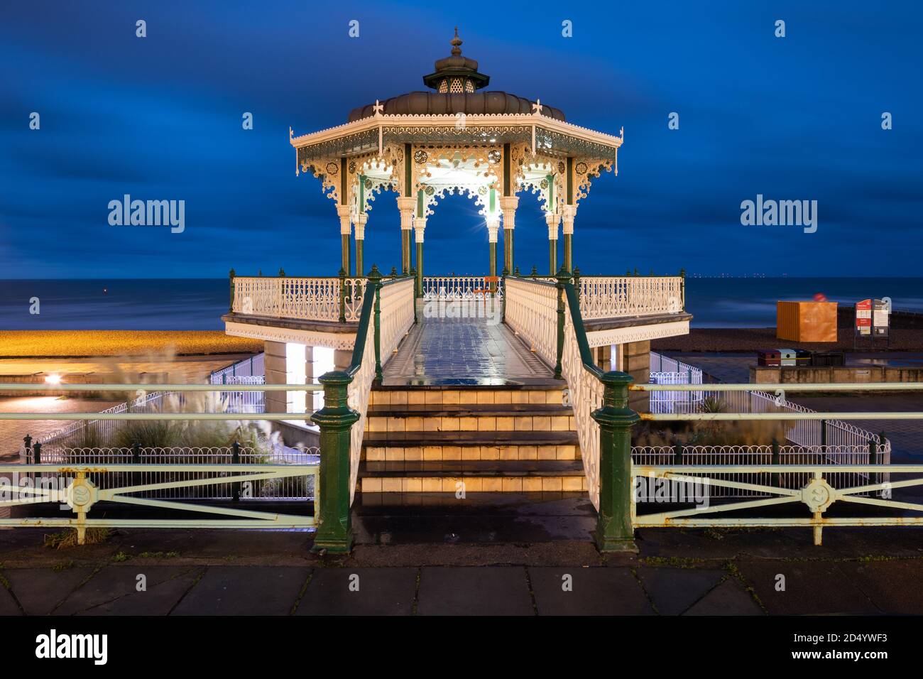 El Bandstand en el paseo marítimo de Brighton. Brighton, East Sussex, Inglaterra, Reino Unido Foto de stock