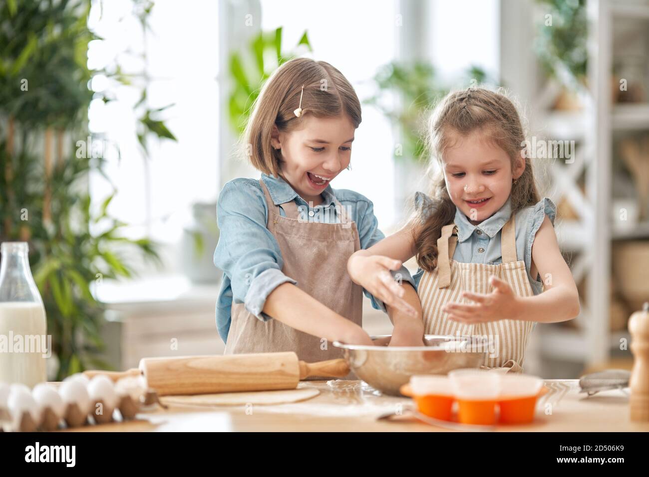 Familia feliz y amorosa están preparando la panadería juntos. Las niñas  están cocinando galletas y se divierten en la cocina. Comida casera y  socorristas Fotografía de stock - Alamy