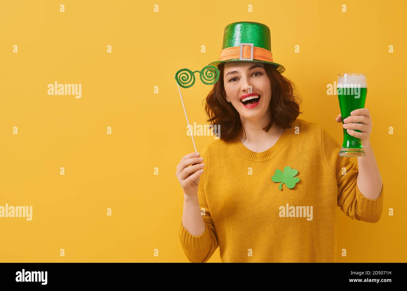 La joven en un sombrero leprechaun para un día de San Patricio. Foto de stock