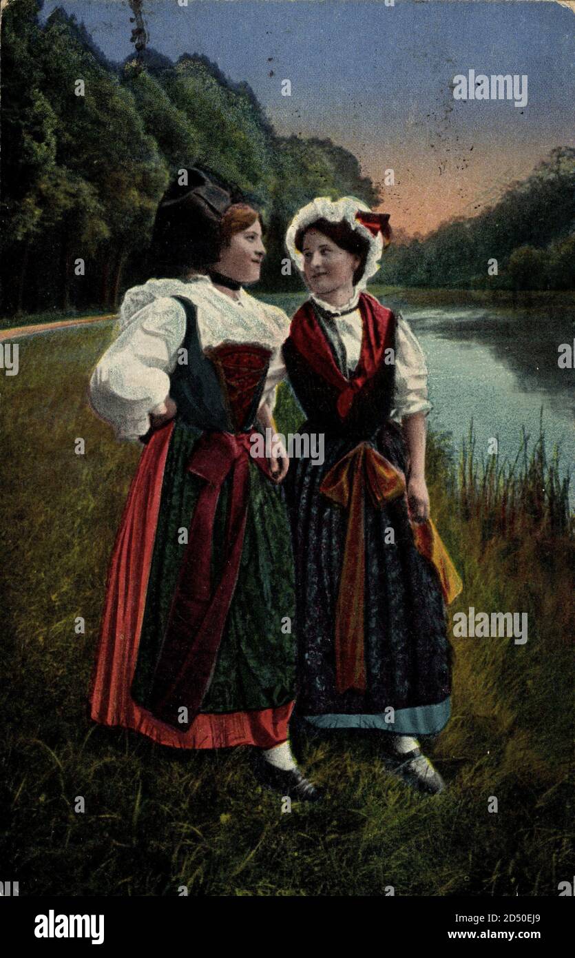 Elsässerin und Lothringerin in en Volkstrachten; gelaufen, Stempelspur, sonst guter Zustand | uso en todo el mundo Foto de stock