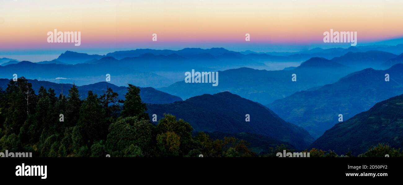 Paisaje de las montañas nepalesas al atardecer. Siluetas de las montañas de Nepal. Foto de stock