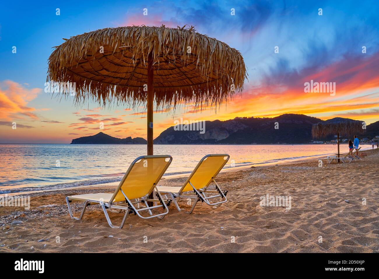 Puesta de sol en la playa, isla de Corfú, Grecia Foto de stock